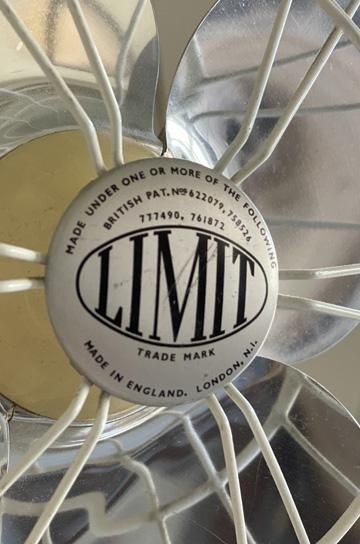 ロンドン、LIMIT製のアンティークファン。