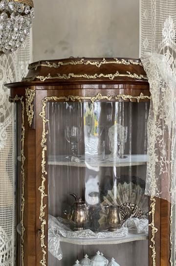 木製キャビネット インレイ細工 ガラス扉付き 木製キャビネット インレイ細工 ガラス扉付き キャビネット 木製