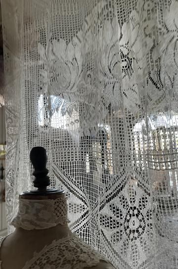 アンティーク ノッティンガムマドラスレース 餌やり鳥の親子 薔薇紋カーテンパネル アンティークノッティンガムレース【パディントン】｜ブロカント