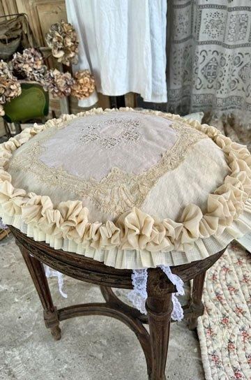 革張り　白ぬりのスツール ルイ16世ボビンレースクッション付きスツール【パディントン