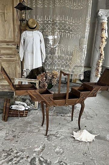 フレンチソーイングテーブル