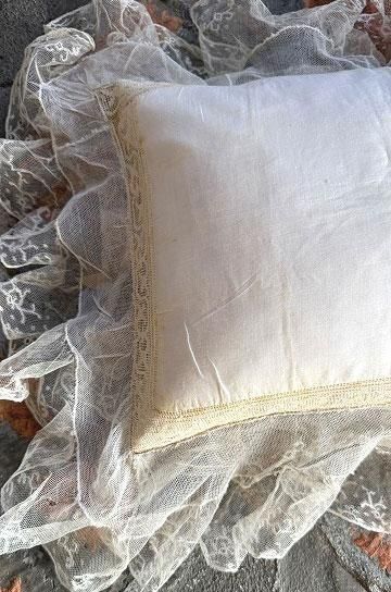フランスアンティークレースのブドワールクッション　淡い水色　チュールレース フランスアンティークレースのブドワールクッション 淡い水色