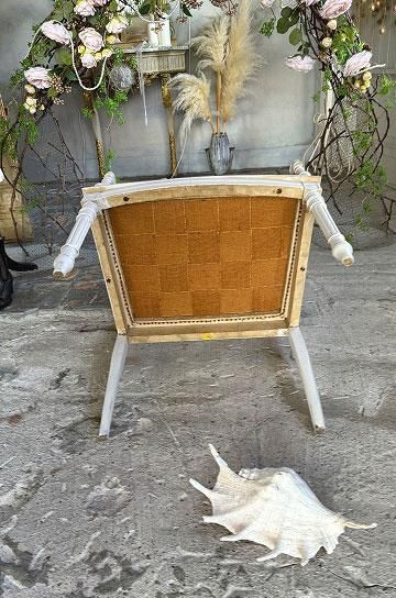 ピンクのボタン留めアームチェア フリンジ付き／② ピンクのボタン留めアームチェア フリンジ付き／②