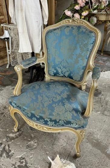 フランスアンティーク　シャビーシックな薔薇アームチェアB ローズ彫刻のサロンアームチェアb【パディントン】｜アンティーク家具