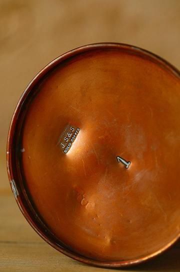 (643箱13)大変アンティークな茶色の装飾的な鉄製のアンティークなピッチャー アールヌーボー銅製ピッチャー P64334【パディントン】｜アンティーク雑貨