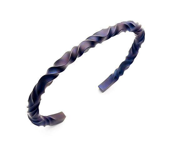 Hizm/ゆらぎチタンバングル-偏光色 紫×青/純チタン/バングル/15 Hizm/ゆらぎチタンバングル-偏光色 紫×青/純チタン/バングル/15