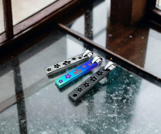 一点のみ】Hizm/SK accessory/札形ペンダントトップS 灰銀黒桜