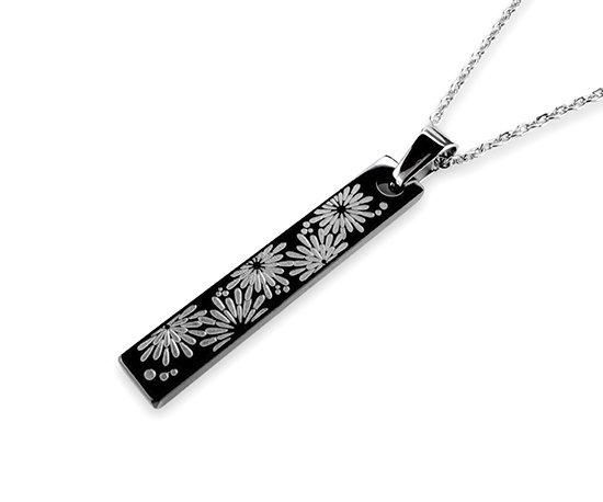 Hizm/SK accessory/札形ペンダントM 大輪閃光散華 黒銀ピアノブラック仕上げ/ブラックチタン製/チェーン付属 - シルバーアクセサリーの通販|Hizm-エイチイズム-公式オンラインショップ Hizm/SK accessory/札形ペンダントM 大輪閃光散華 黒銀ピアノブラック仕上げ/ブラックチタン製/チェーン付属 - シルバーアクセサリーの通販|Hizm-エイチイズム-公式オンラインショップ