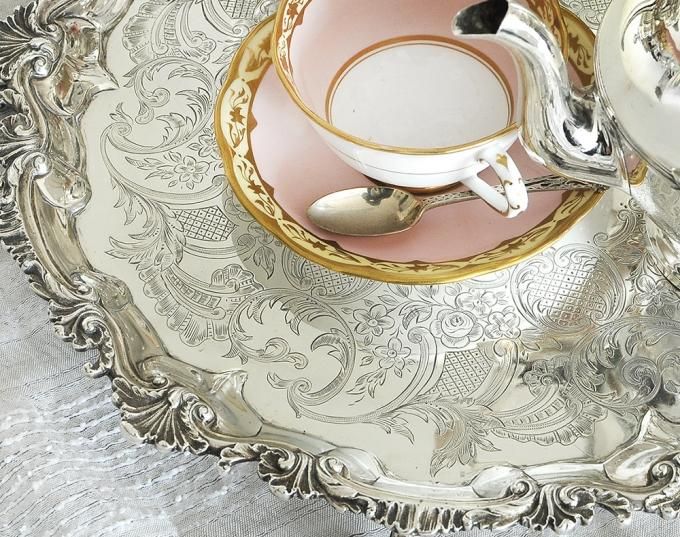 お値下げ！1895年イギリスアンティーク　純銀　スターリングシルバーサルヴァ猫足 1895年 スターリングシルバー製 コモードシェイプのティー