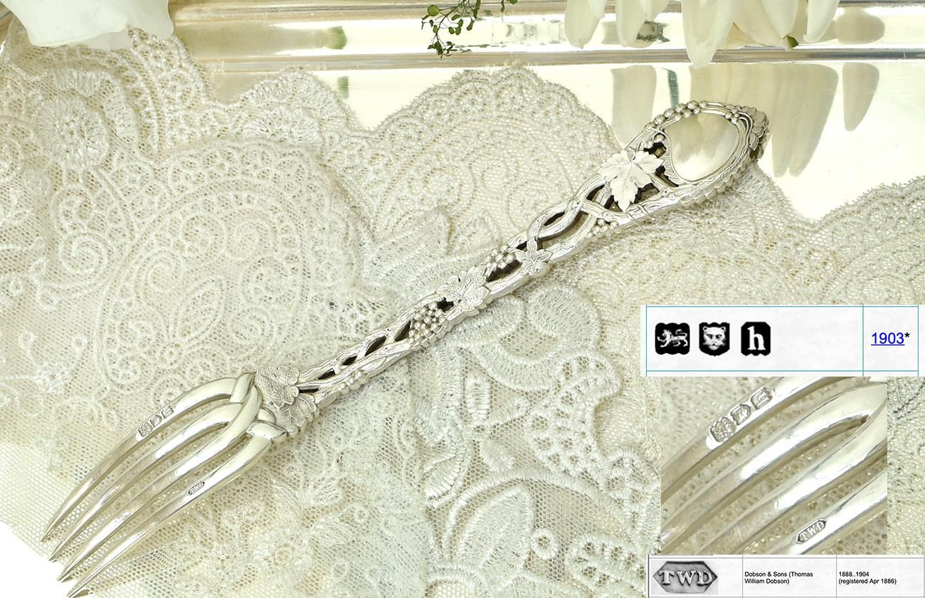 英国アンティーク銀器【純銀】1903年 葡萄装飾のフォーク TWD Dobson
