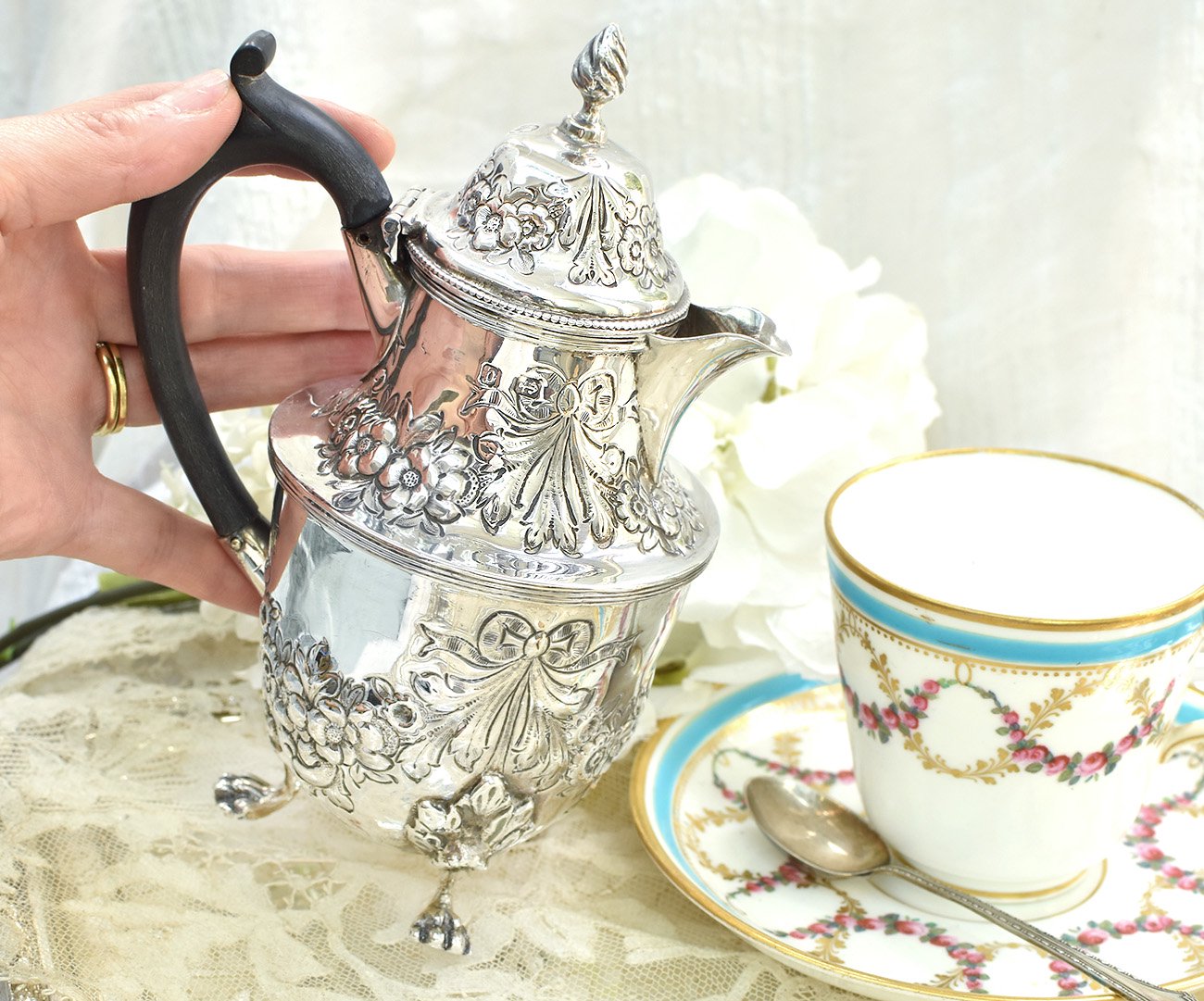 英国アンティーク銀器【純銀】1901年 リボンのコーヒーポット/ウォータージャグ - Edwardian Dreams Antiques/英国