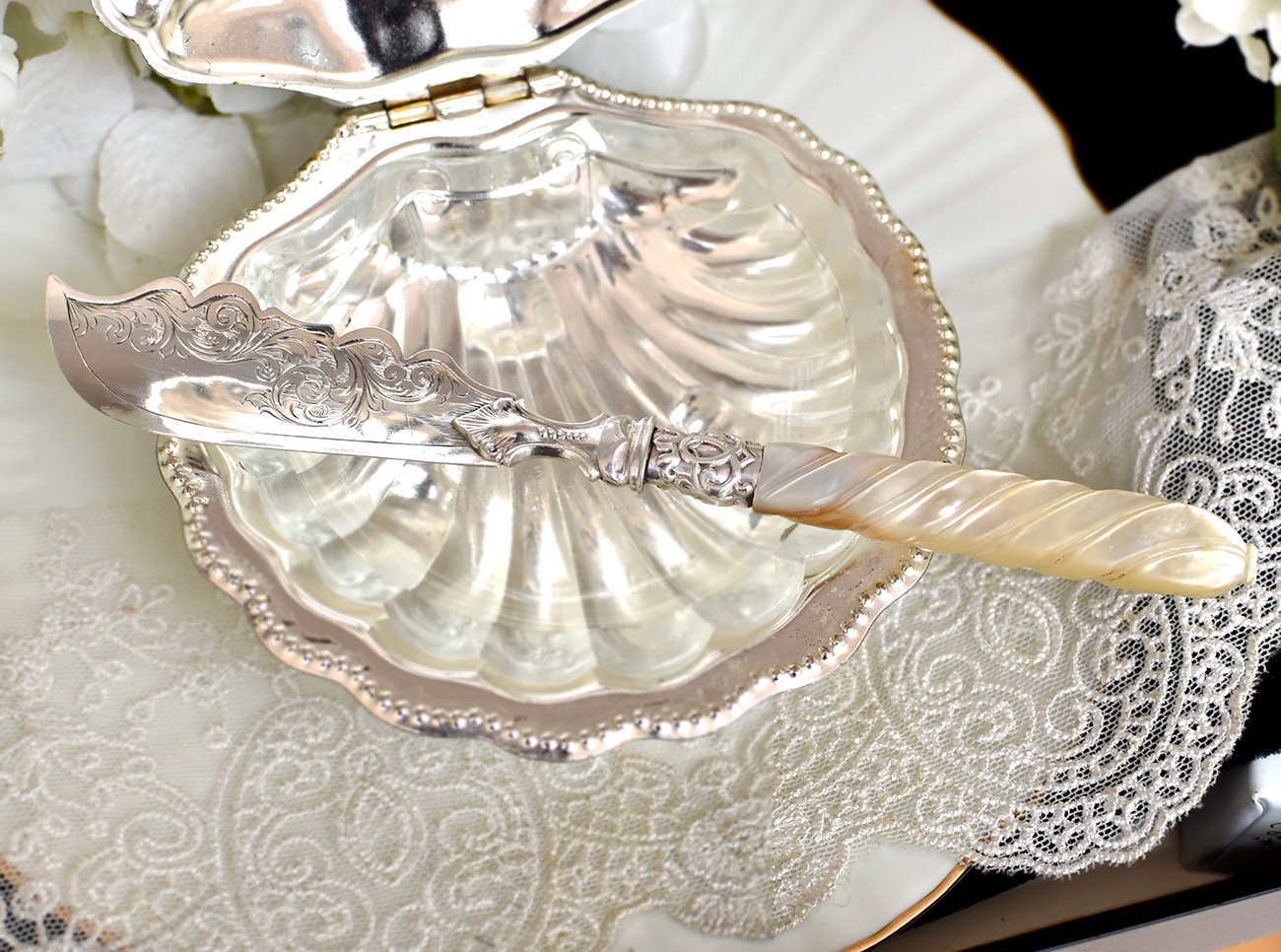 英国アンティーク銀器【純銀】1858年 白蝶貝ハンドルのバターナイフ