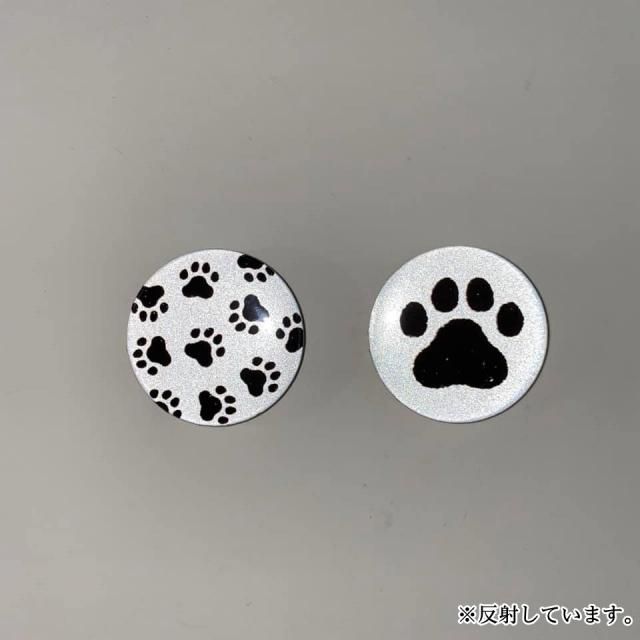 光る缶バッジ モノクロ肉球 大 小さいのいっぱい 国産 高輝度再帰性反射材使用 Rumka ルンカ 愛犬の交通事故から生まれたリード 首輪 犬 雑貨 反射材 リフレクター えげつなく光るリードなど 光る缶バッジ モノクロ肉球 大 小さいのいっぱい 国産 高輝度再帰性反射材使用 Rumka ルンカ 愛犬の交通事故から生まれたリード 首輪 犬 雑貨 反射材 リフレクター えげつなく光るリードなど