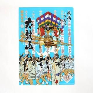 長崎くんちの「たぬき絵」市長に贈呈 堤さんが手ぬぐいとハタ