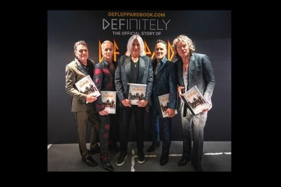 DEF LEPPARD［輸入豪華写真集］DEFINITELY コレクター