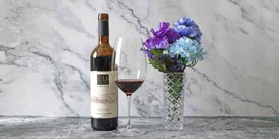 豊かな果実味と明るく軽やかな飲み口が魅力の赤ワイン