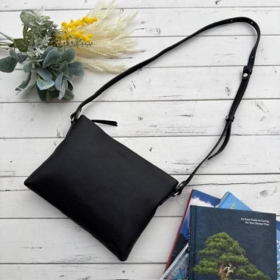 <img class='new_mark_img1' src='https://img.shop-pro.jp/img/new/icons14.gif' style='border:none;display:inline;margin:0px;padding:0px;width:auto;' />SLOW”Shrink - Sacoche -”