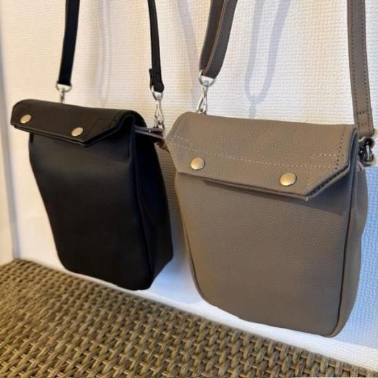 <img class='new_mark_img1' src='https://img.shop-pro.jp/img/new/icons14.gif' style='border:none;display:inline;margin:0px;padding:0px;width:auto;' />SLOW”Shrink - Gasmask Shoulder Bag -”