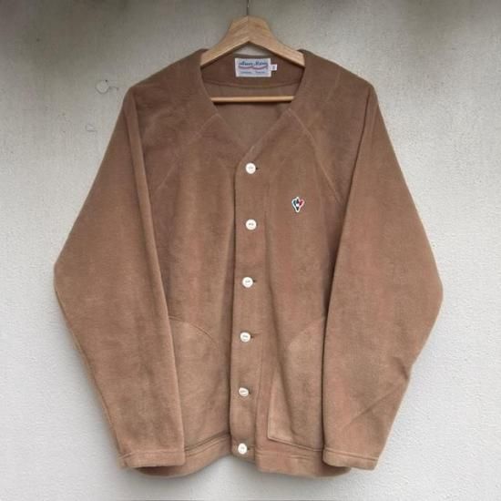 <img class='new_mark_img1' src='https://img.shop-pro.jp/img/new/icons6.gif' style='border:none;display:inline;margin:0px;padding:0px;width:auto;' />Arvor Maree ”FLEECE CARDIGAN” MOCA