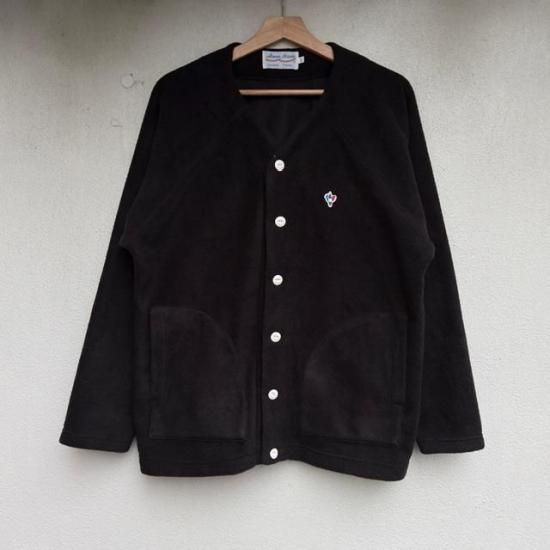 <img class='new_mark_img1' src='https://img.shop-pro.jp/img/new/icons6.gif' style='border:none;display:inline;margin:0px;padding:0px;width:auto;' />Arvor Maree ”FLEECE CARDIGAN” BLACK