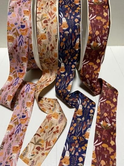 ファブリック】約40mm ふしぎな国の白ウサギ柄リボン 1m - りぼんの