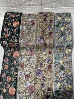 <img class='new_mark_img1' src='https://img.shop-pro.jp/img/new/icons14.gif' style='border:none;display:inline;margin:0px;padding:0px;width:auto;' />【インド刺繍リボン】RW011　　　　　　　　　　　インド刺繍リボン約90mm幅　10cm単位　NO1～NO4　4色ビッグフラワー