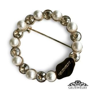 Brooch A White pearl & gold