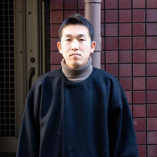 comm.arch. コム・アーチ 「Hand Framed High Neck P/O