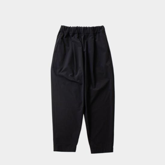 no control air 黒の細身テーパードパンツ