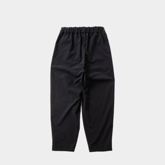no control air 黒の細身テーパードパンツ
