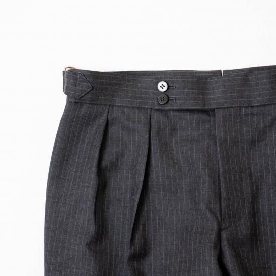 Cale カル 「ウールストライプ Dカンサイドバックルトラウザー