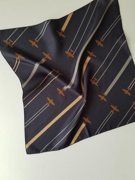A Piece Of Chic ピース オブ シック スクエアシルクスカーフ War Bird Black Grey Gold ネコポス指定可 バナナブラウン 川越レディースセレクトショップ A Piece Of Chic ピース オブ シック スクエアシルクスカーフ War Bird Black Grey Gold ネコポス指定可 バナナブラウン 川越レディースセレクトショップ