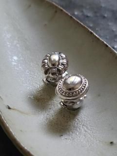 <img class='new_mark_img1' src='https://img.shop-pro.jp/img/new/icons8.gif' style='border:none;display:inline;margin:0px;padding:0px;width:auto;' />AKIO MORIʥ˥СԥХåsilverˡڥͥݥǽ