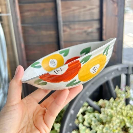 赤絵椿 楕円煮物鉢 | 手描きの椿絵で華やかに - 美濃焼と