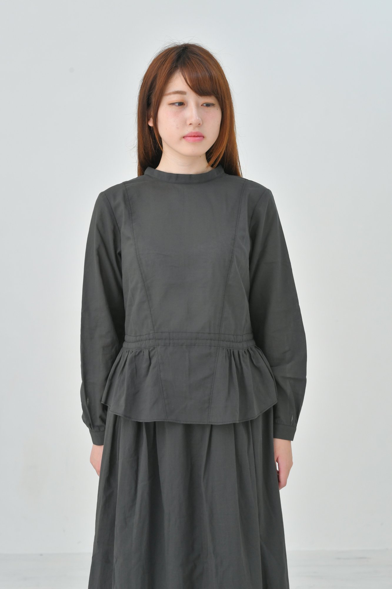 the last flower of the afternoon | 梢の影 peplum blouse (charcoal) | ブラウス