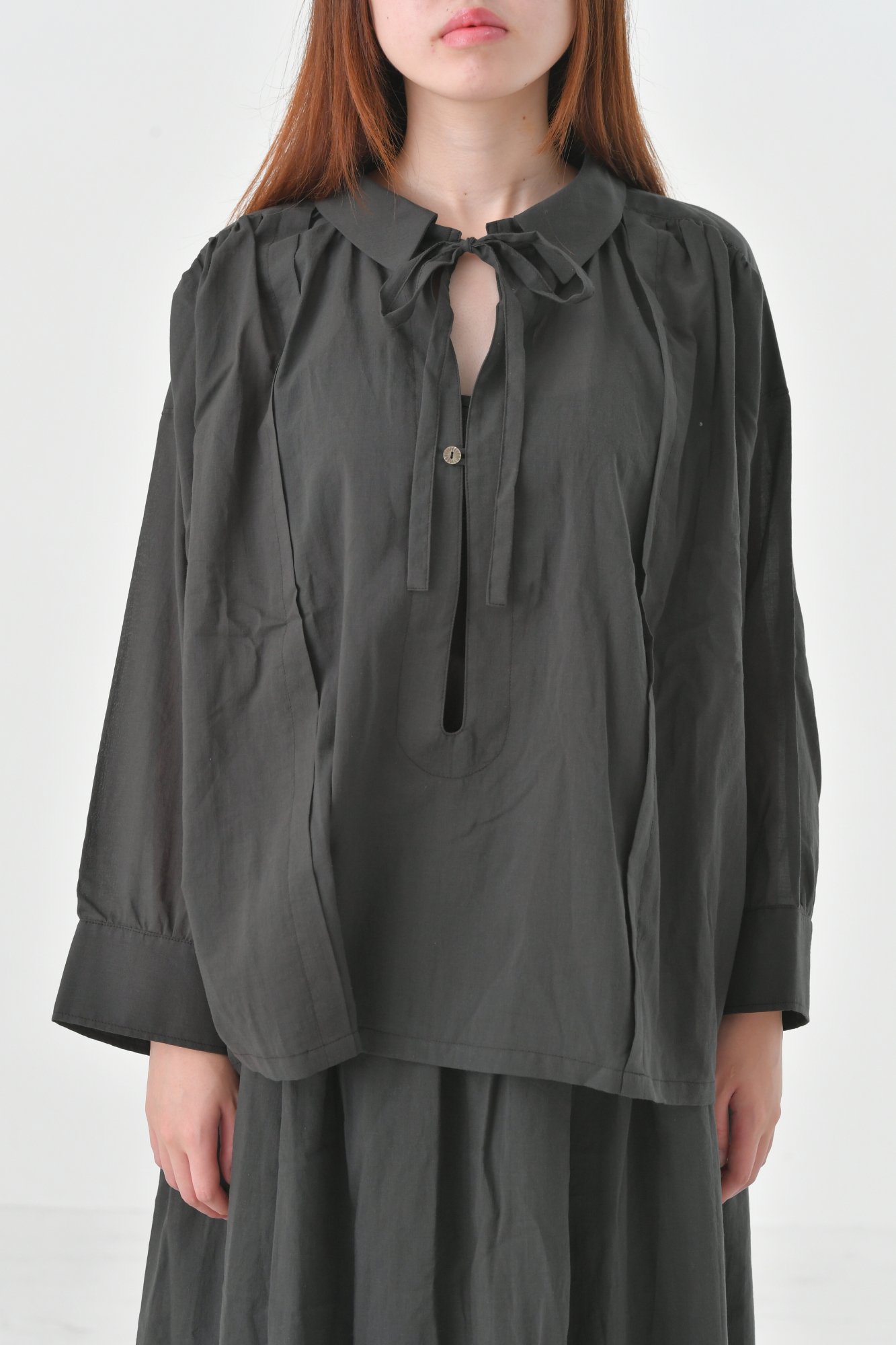 the last flower of the afternoon | 真冬の雨 smock blouse (charcoal) | ブラウス