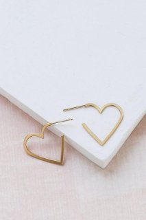 Shlomit Ofir | Small Heart Contour Earrings (gold) | ԥ