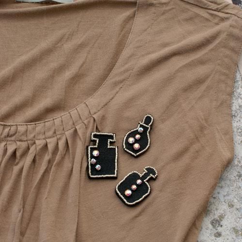 アンティークの香水瓶兼ブローチ 刺繍つき プチポワン薔薇の花刺繍の香水瓶アンティーク・ブローチ