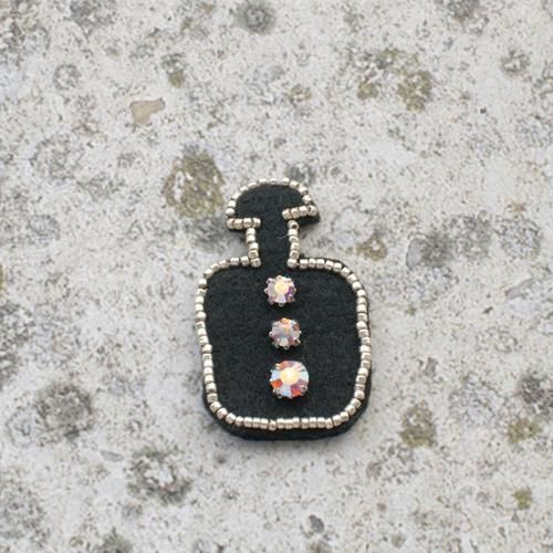 アンティークの香水瓶兼ブローチ 刺繍つき アンティークの香水瓶兼ブローチ 刺繍つき