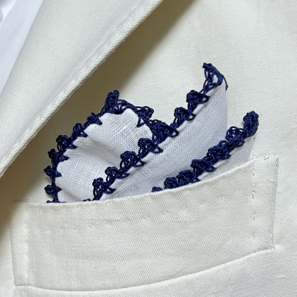 MUNGAI ( ムンガイ ) ポケットチーフ ハンドメイド ホワイト ×ネイビー Greca グレカ (ギリシャ紋様) リネン イタリア製