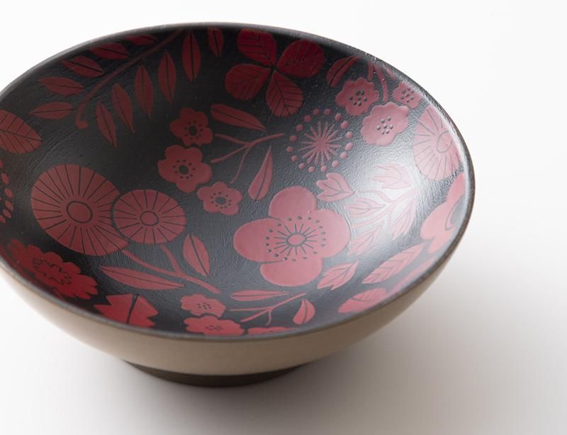 赤い漆器 花彫刻 赤い花彫刻の漆器盆 - メルカリ