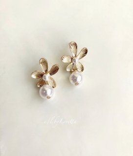 Metal flower pearl pierce
