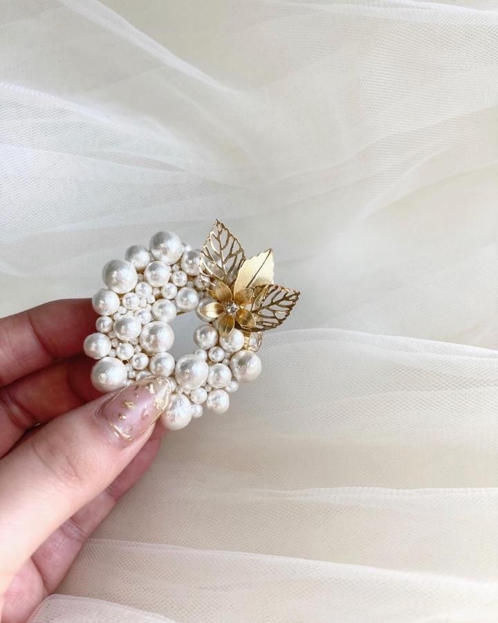 Circle brooch shop