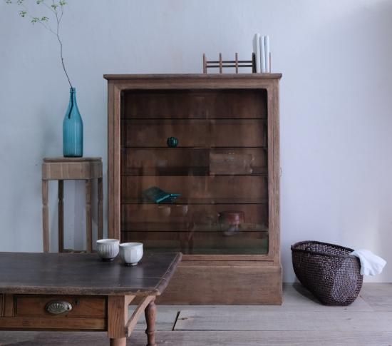 アンティークの横開きのショーケース| ライフスタイルショップ