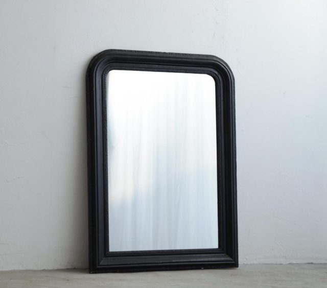 大きな漆黒の鏡