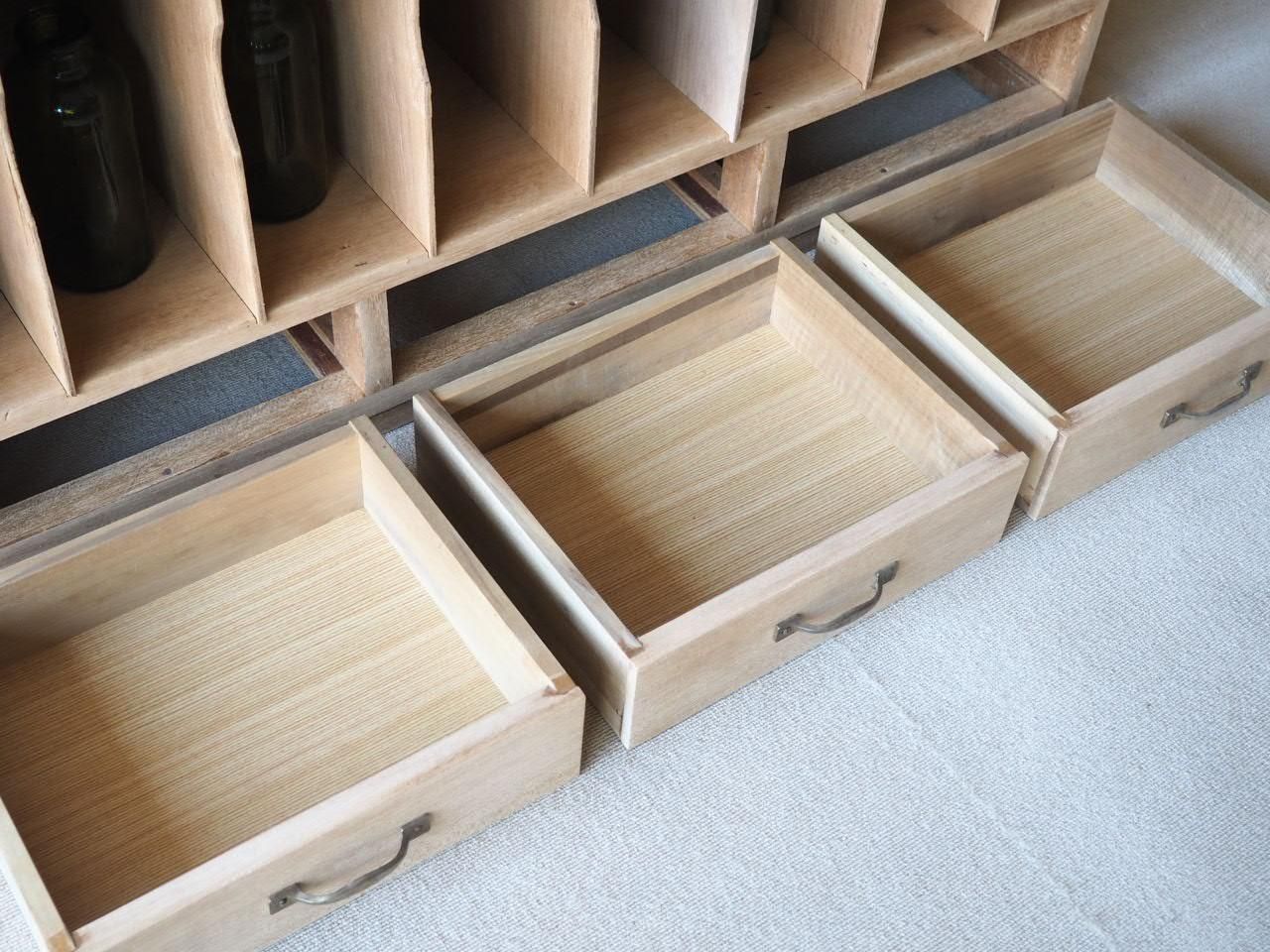 お値下げしました！古家具　仕切り付き収納 ほどほどに片づける、収納の工夫。古家具の「箱」をパズルのように重ね