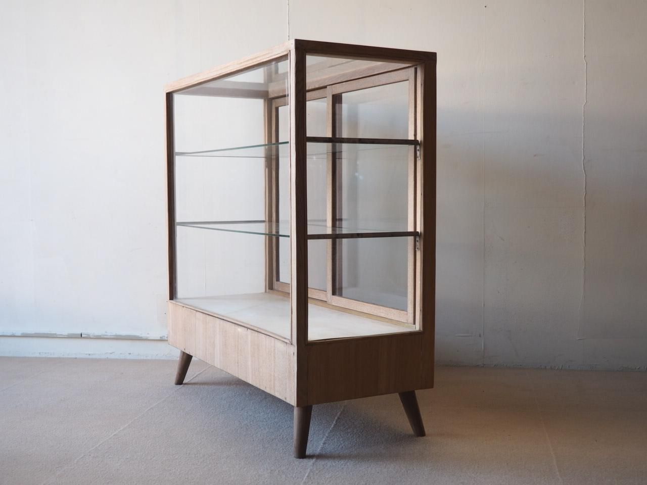 木製ガラスケース　古家具リメイク ガラスショーケース《古家具 飾り棚》 | Rem Remake Furniture