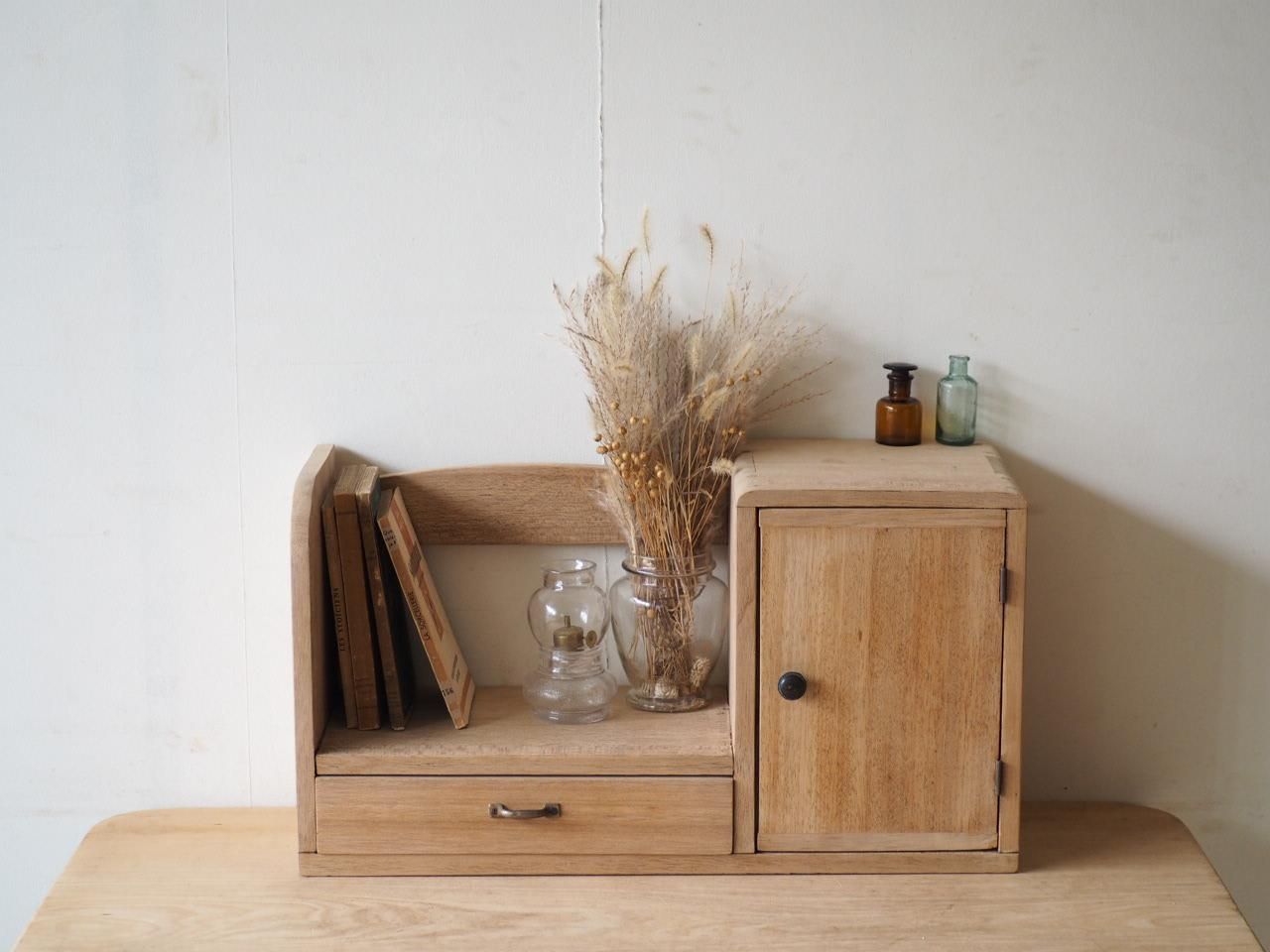 引き出し　木製　古家具　棚　収納　大正　昭和レトロ　アンティーク　骨董品 NS762 ブックラック付き収納棚 - 古家具・古道具のセレクトショップ