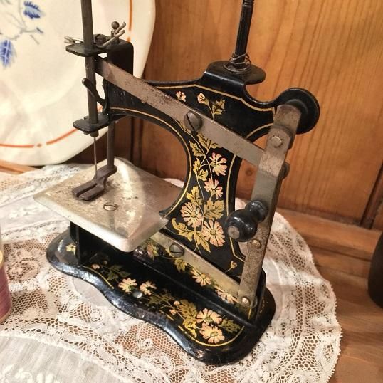アンティーク　チャイルドミシン　リトルベティ Midcentury Little Betty Midinette Electric Toy Sewing