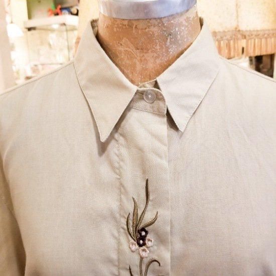 ヨーロッパヴィンテージ * 花柄刺繍入り半袖チロルシャツ ヨーロッパヴィンテージ * 花柄刺繍入り半袖チロルシャツ